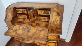 Mobile a ribalta in legno intarsiato