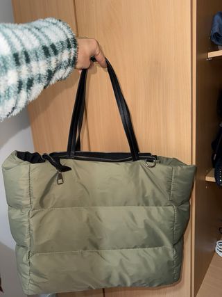 Bolso acolchado Stradivarius verde kaki