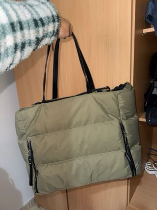 Bolso acolchado Stradivarius verde kaki