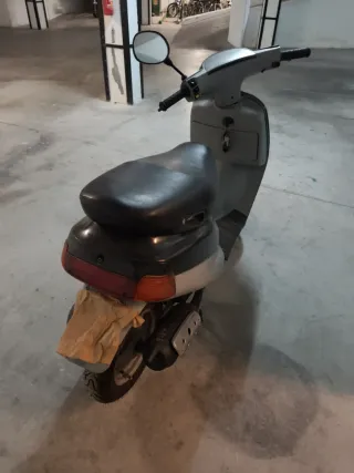 Piaggio Zip 50cc 2T Scooter Negra