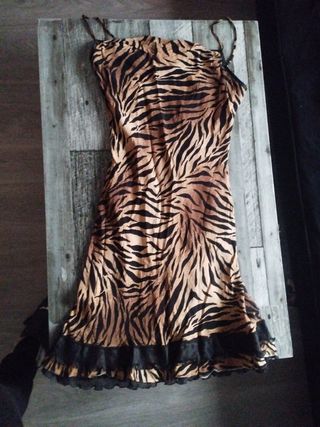 Vestido estampado cebra con volantes
