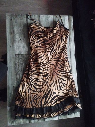 Vestido estampado cebra con volantes
