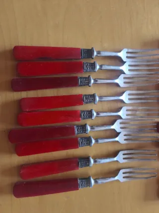 Juego cubiertos antiguos rojos y plateados