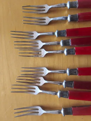 Juego cubiertos antiguos rojos y plateados