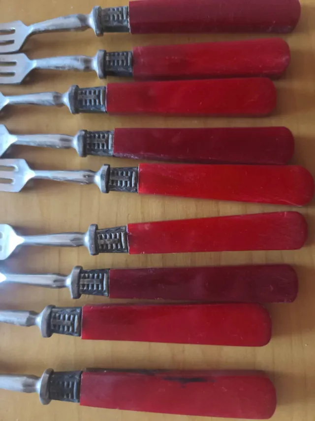 Juego cubiertos antiguos rojos y plateados