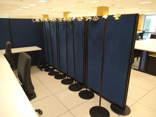 Armarios mesas sillas y biombos para 60 puestos