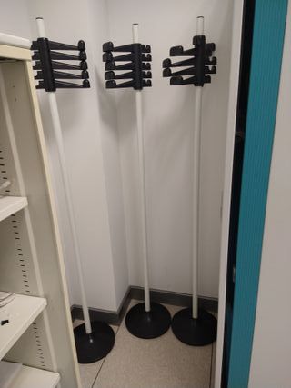 Armarios mesas sillas y biombos para 60 puestos