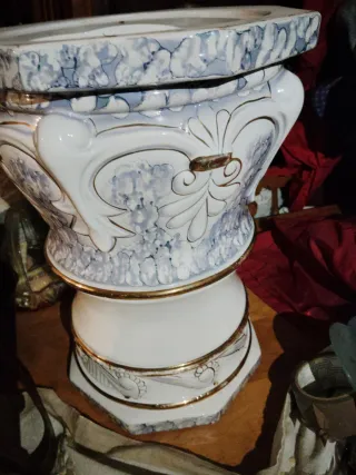 Pie de maceta antiguo cerámica azul y blanco