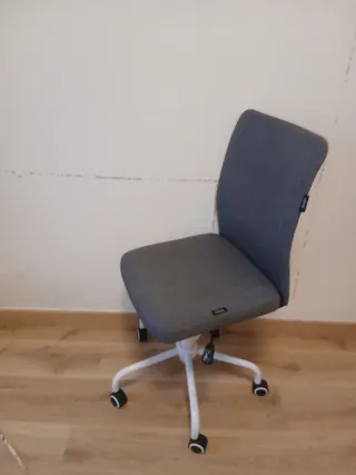 Silla de oficina gris con ruedas