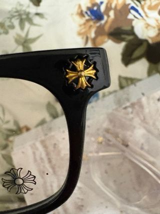 Occhiali Chrome Hearts neri con dettagli oro