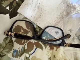 Occhiali Chrome Hearts neri con dettagli oro