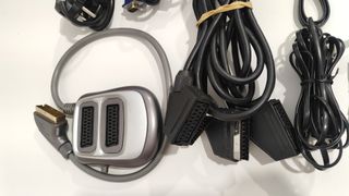 Cables y adaptadores variados