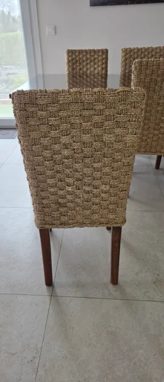 Mesa comedor extensible y 4 sillas marca Banak.