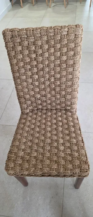 Mesa comedor extensible y 4 sillas marca Banak.