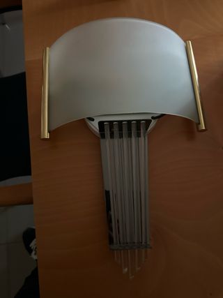 Recibidor de piedra y cristal