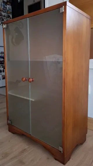 Mueble auxiliar roble macizo con puerta de cristal