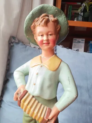 Figura terracota modernista niño acordeón