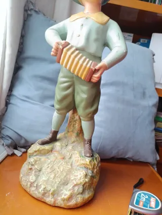 Figura terracota modernista niño acordeón