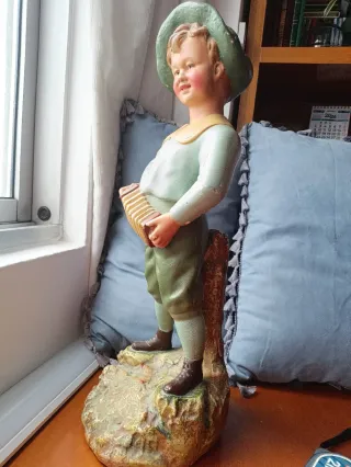Figura terracota modernista niño acordeón