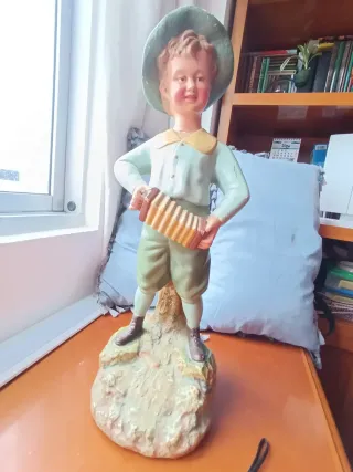 Figura terracota modernista niño acordeón