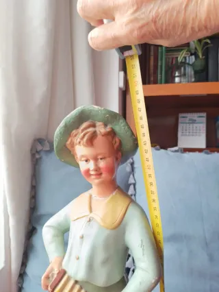 Figura terracota modernista niño acordeón