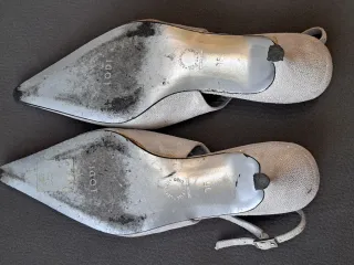 Zapatos grises ante con puntos plateados