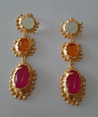 Pendientes dorados largos resina naranja y rosa