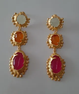 Pendientes dorados largos resina naranja y rosa