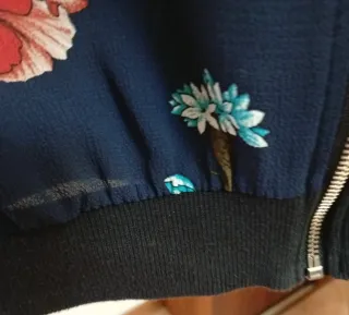 Cazadora floral azul marino mujer