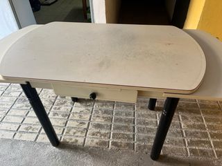 Mesa de comedor extensible beige y negra