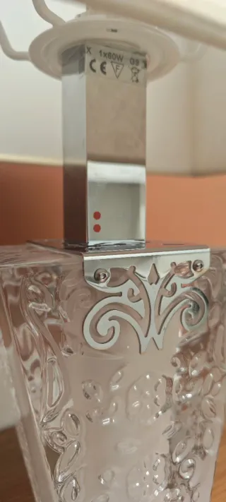 Lámpara de mesa cristal y tela beige.