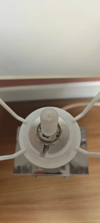 Lámpara de mesa cristal y tela beige.