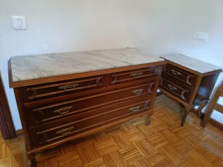 Cómoda y Mesillas de Madera con Mármol