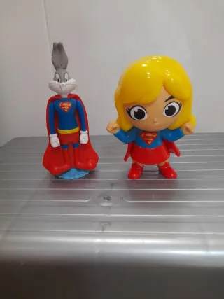 Superhéroes Bugs Bunny y Supergirl