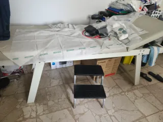 Arredamento studio medico: scrivania e sedie