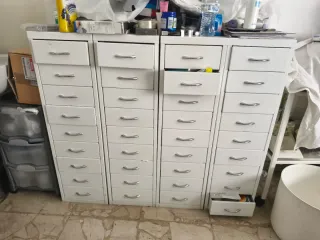 Arredamento studio medico: scrivania e sedie