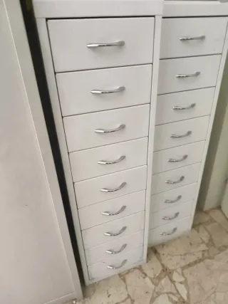 Arredamento studio medico: scrivania e sedie