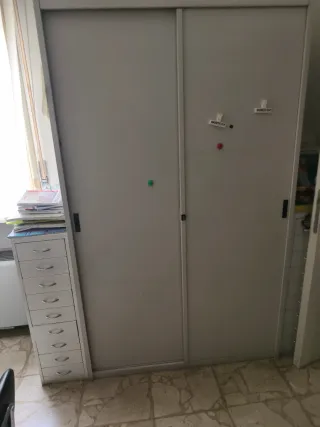 Arredamento studio medico: scrivania e sedie