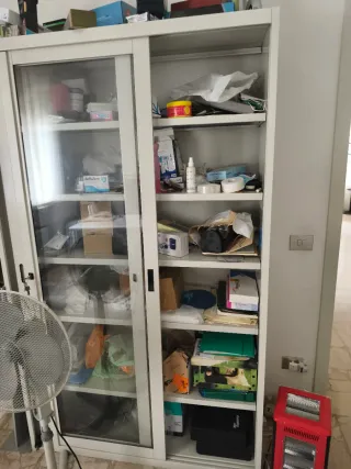 Arredamento studio medico: scrivania e sedie