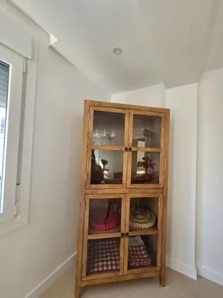 Vitrina de madera con puertas de cristal
