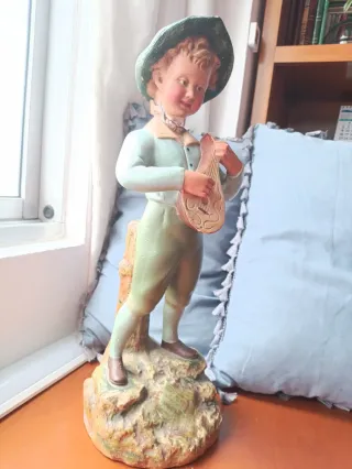 Figura modernista terracota joven con laud