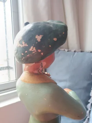 Figura modernista terracota joven con laud