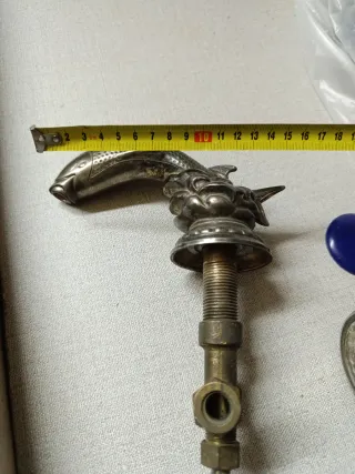 Grifería antigua de metal