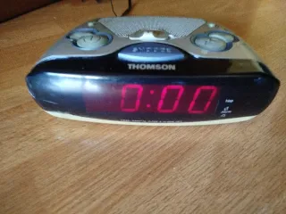 Reloj Despertador Thomson Plata y Negro