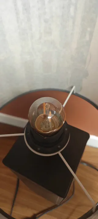 Lámpara de mesa simil cuero y pantalla