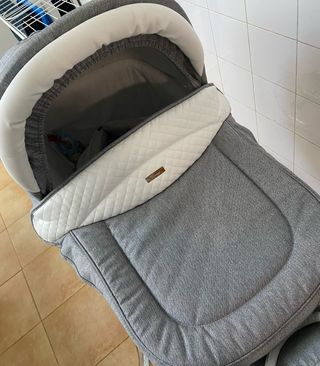 Carro de bebé gris y blanco