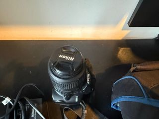 Cámara Nikon D3000 con accesorios