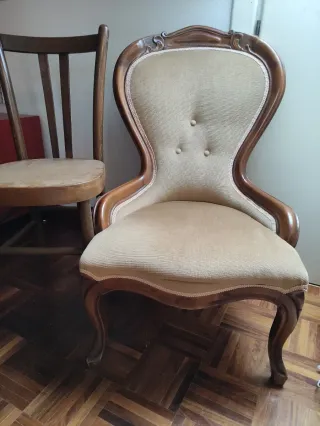 Poltroncina da camera beige e marrone