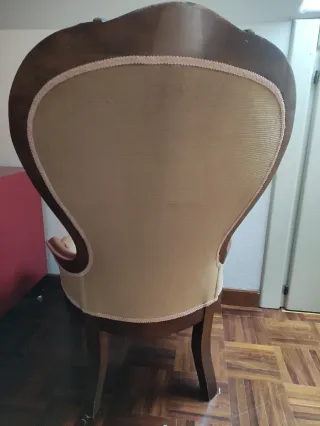 Poltroncina da camera beige e marrone