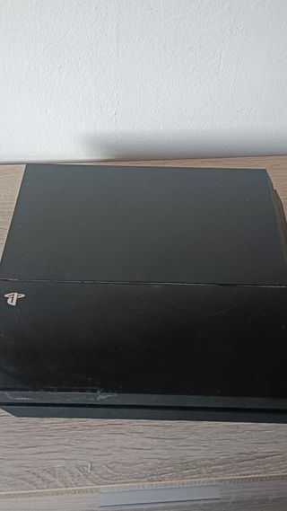 Consola PS4 Fat Negra + Mando Blanco